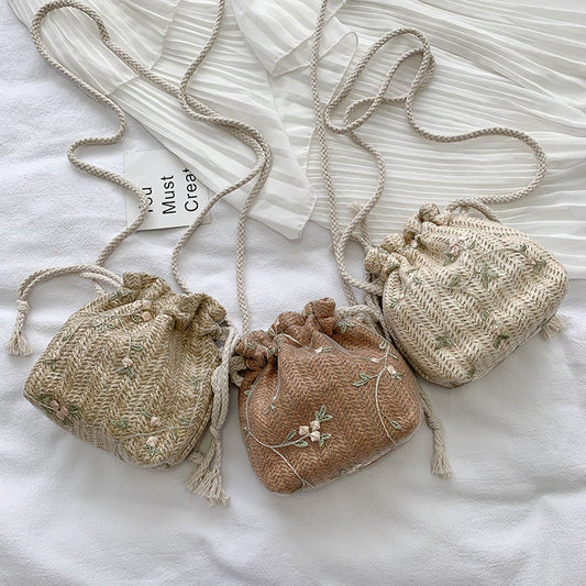 Sac seau en fibre naturelle avec voilage