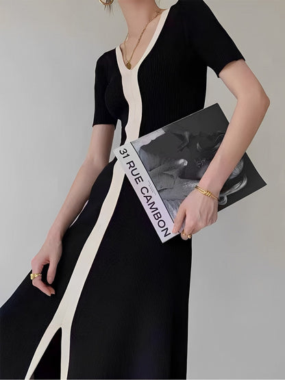 Robe mi-longue fendue en tricot bicolore à col en V