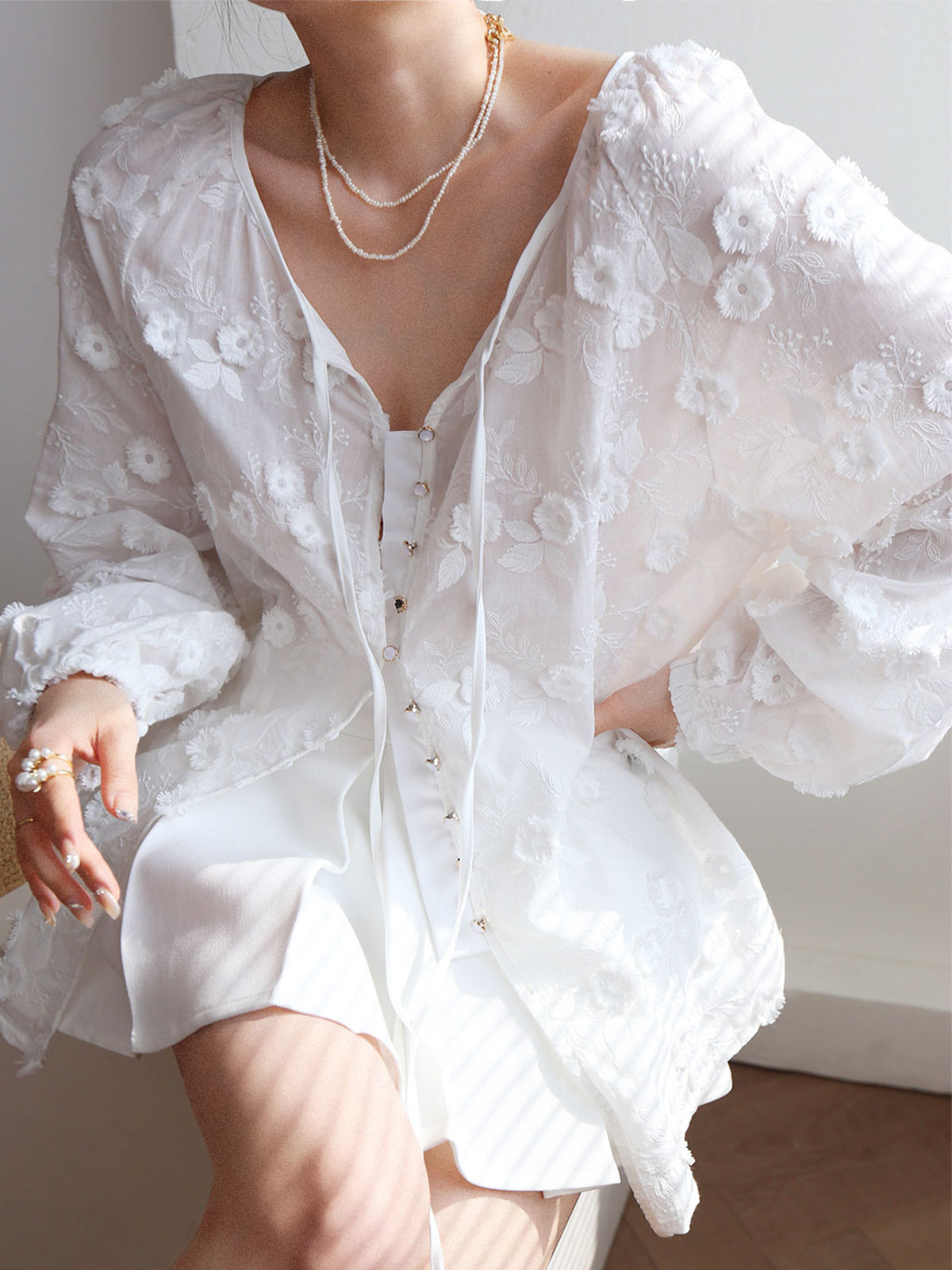 Océane Dubois® | Chemisier oversize à fleurs brodées semi-transparentes