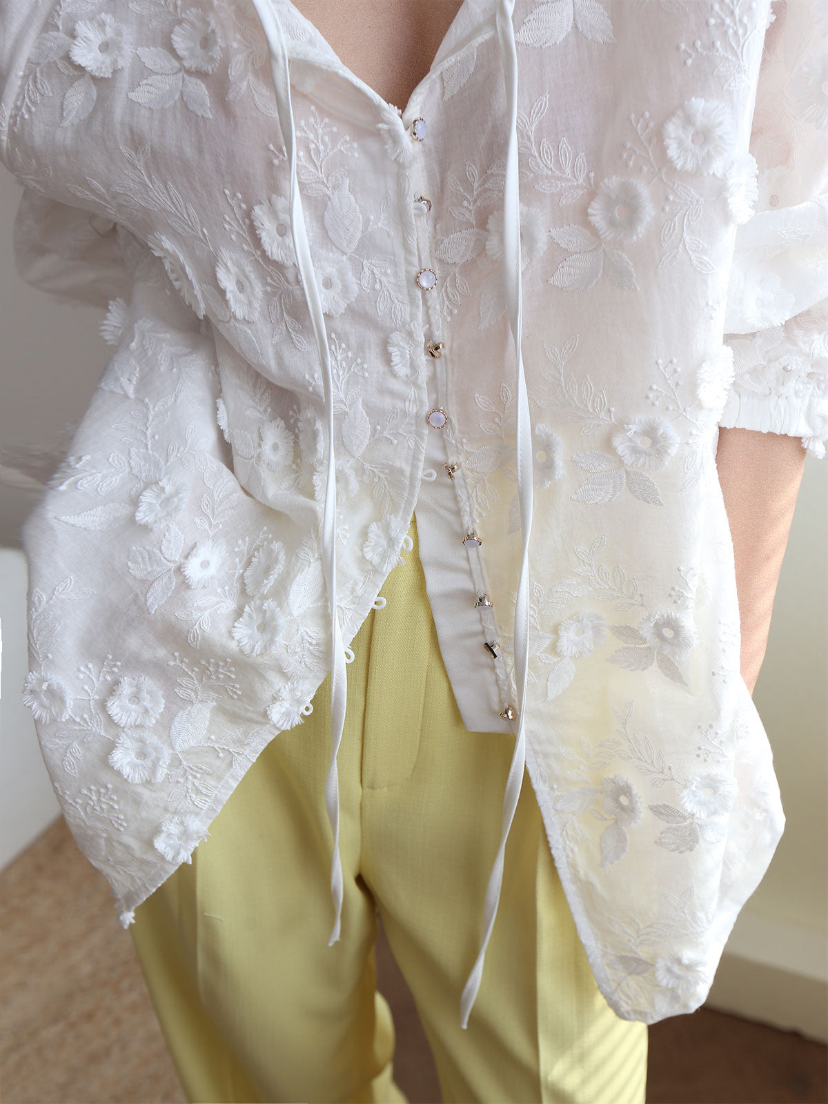 Océane Dubois® | Chemisier oversize à fleurs brodées semi-transparentes