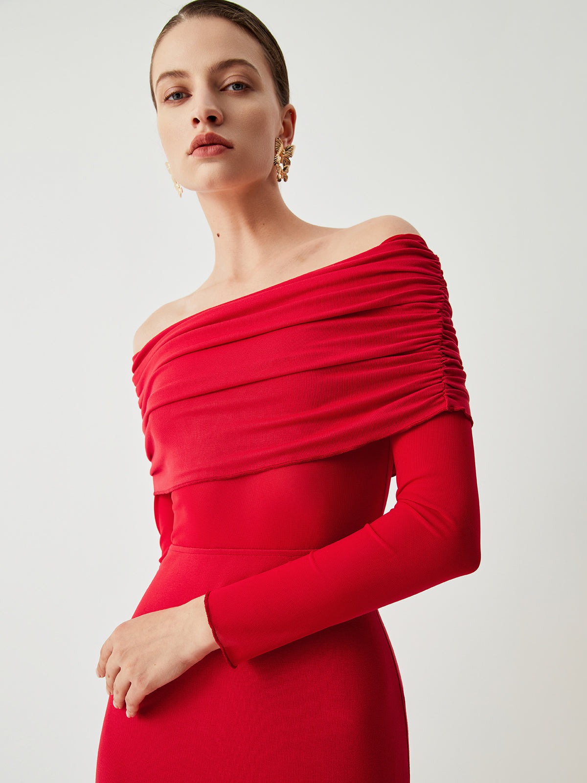 Robe longue en maille à épaules dénudées et manches longues