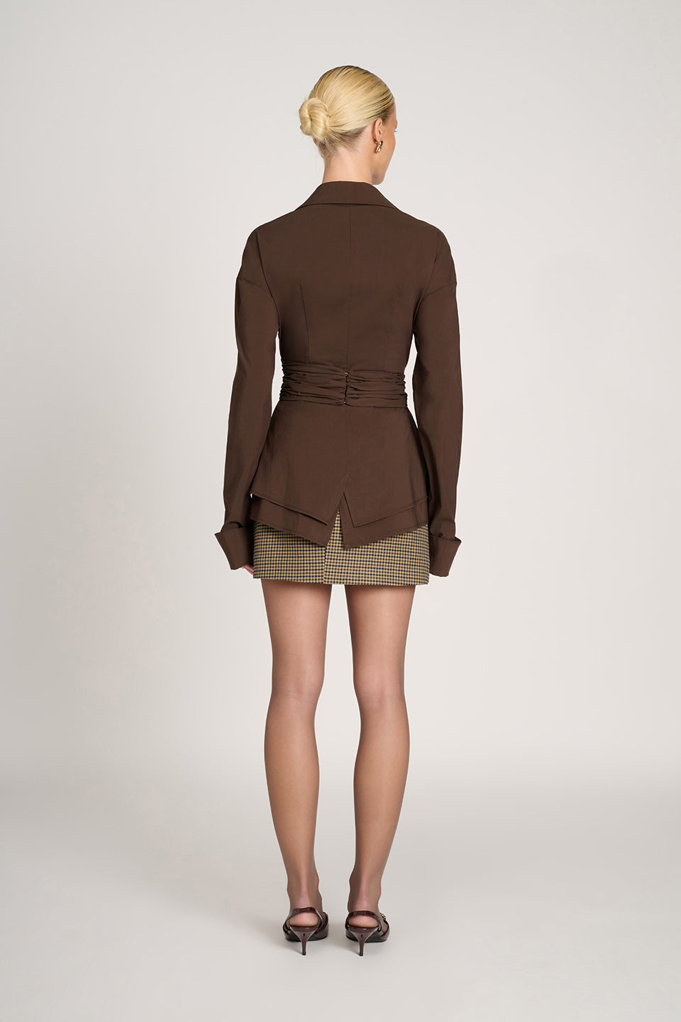 Romy™ - Chemise Drapée Cintrée – Structure Moderne et Élégance Féminine