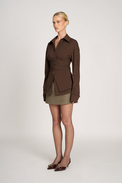 Romy™ - Chemise Drapée Cintrée – Structure Moderne et Élégance Féminine