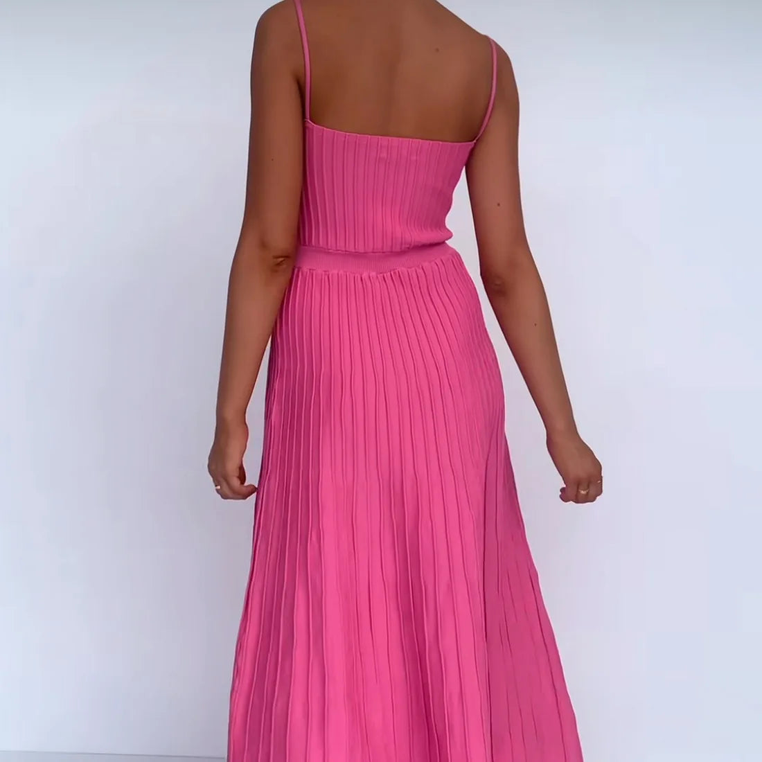 Robe Midi Plissée Noire sans Manches – Taille Haute pour Femme, Chic