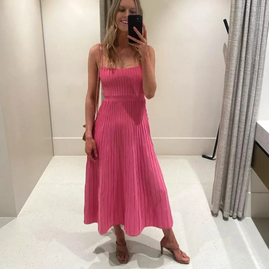 Robe Midi Plissée Noire sans Manches – Taille Haute pour Femme, Chic