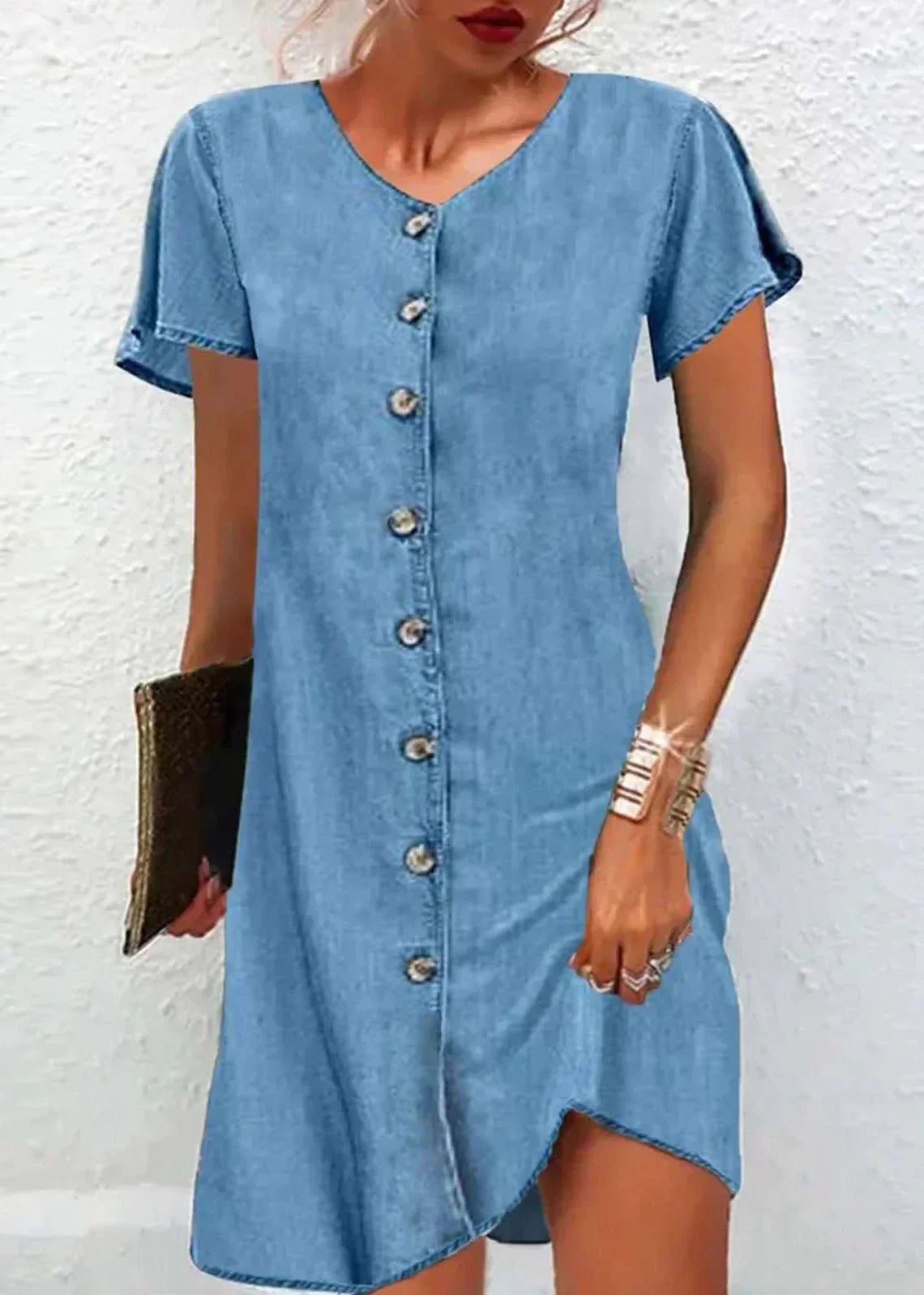 Robe simple en denim bleu à manches courtes et encolure en V