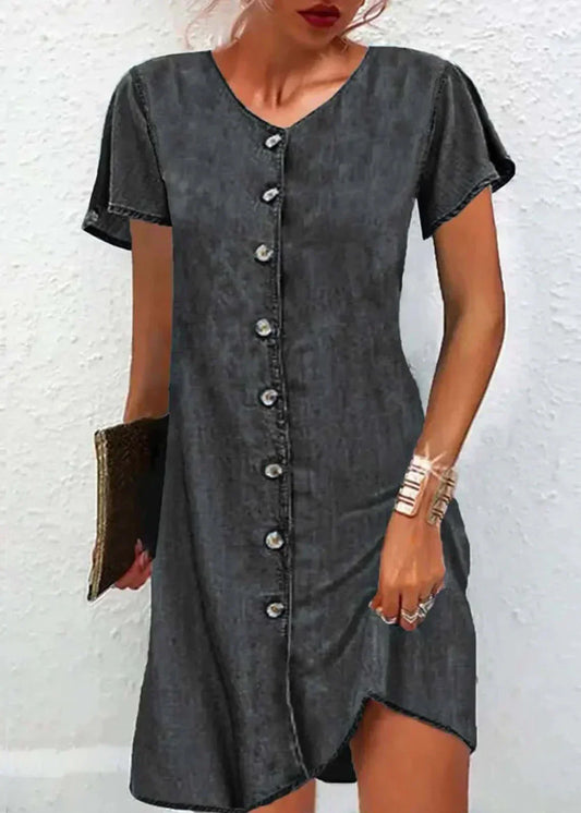 Robe simple en denim bleu à manches courtes et encolure en V