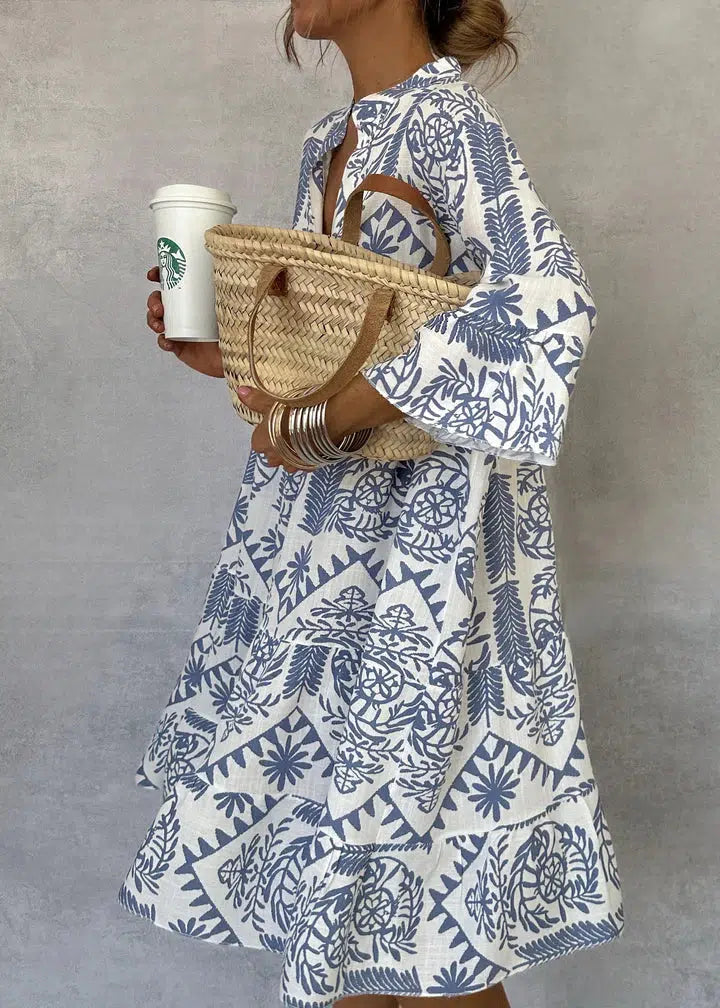 Mini-robe bleue avec encolure en V et manches 3/4