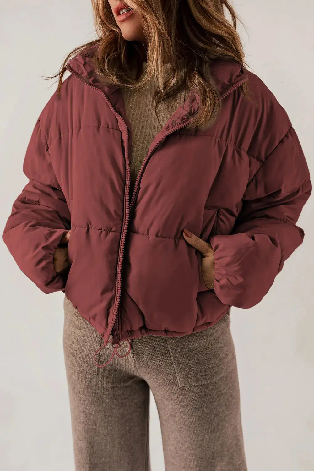 Manteau long chic à col et fermeture éclair pour un style superposé élégant