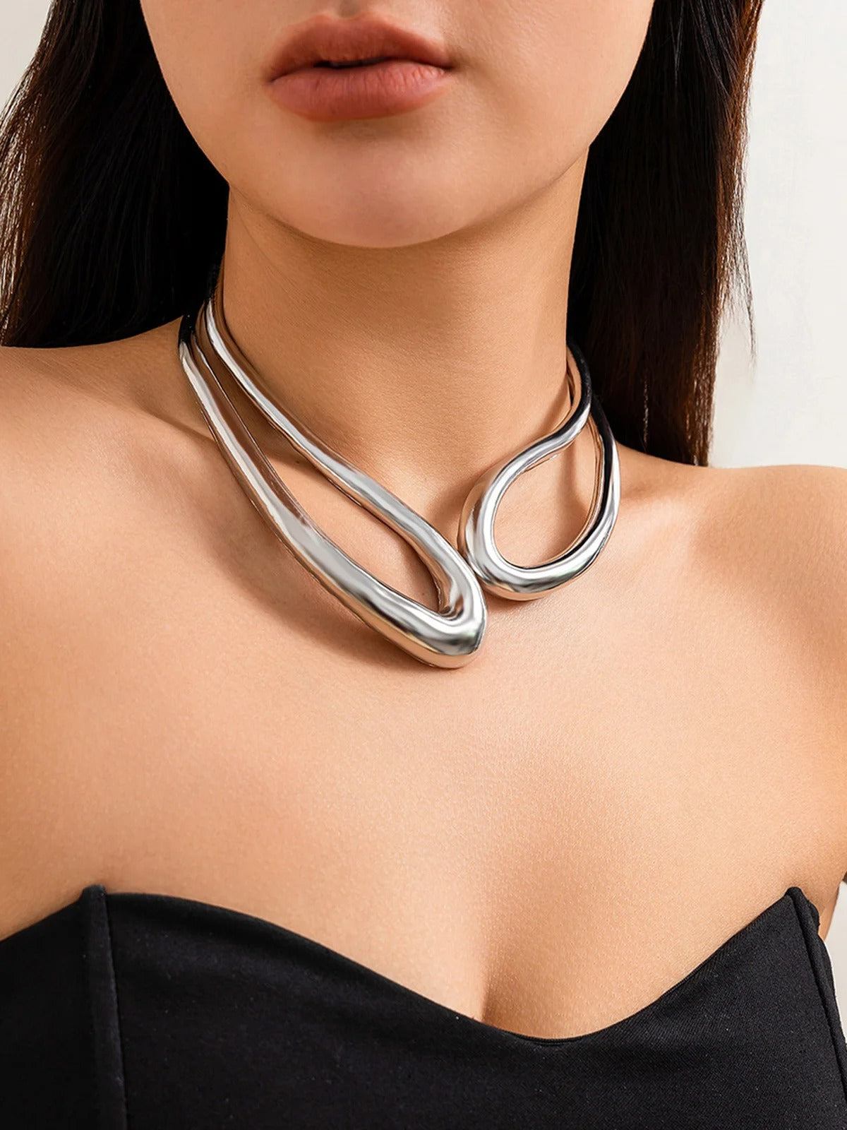 Collier ras du cou géométrique creux exagéré