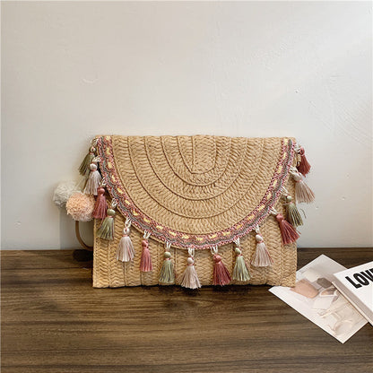 Sac d'épaule en fibre naturelle avec pompons