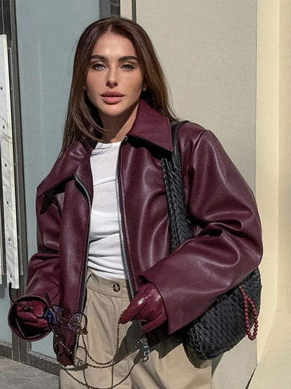 Veste en cuir synthétique bordeaux avec revers élégant et détail zippé