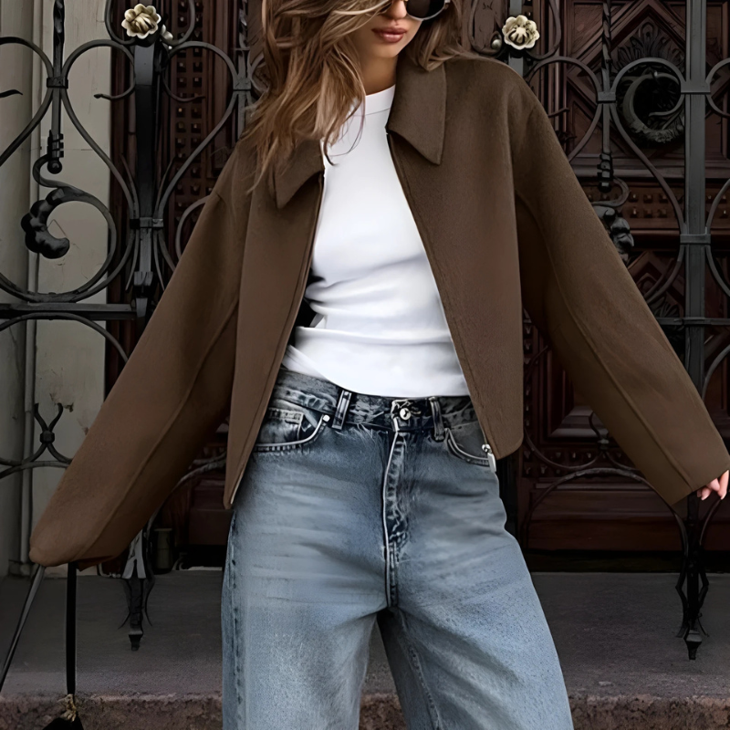 Veste courte femme coupe carrée avec col pointu et fermeture éclair avant