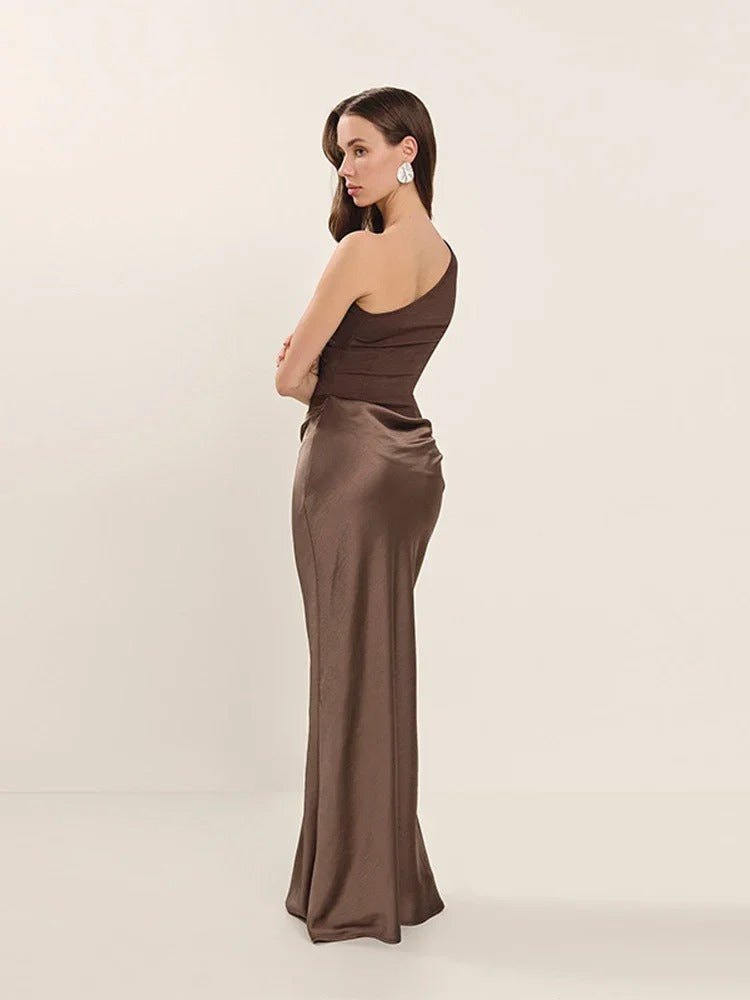Robe longue en satin à une épaule froncée