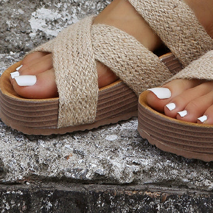 Sandales tissées décontractées à la mode.