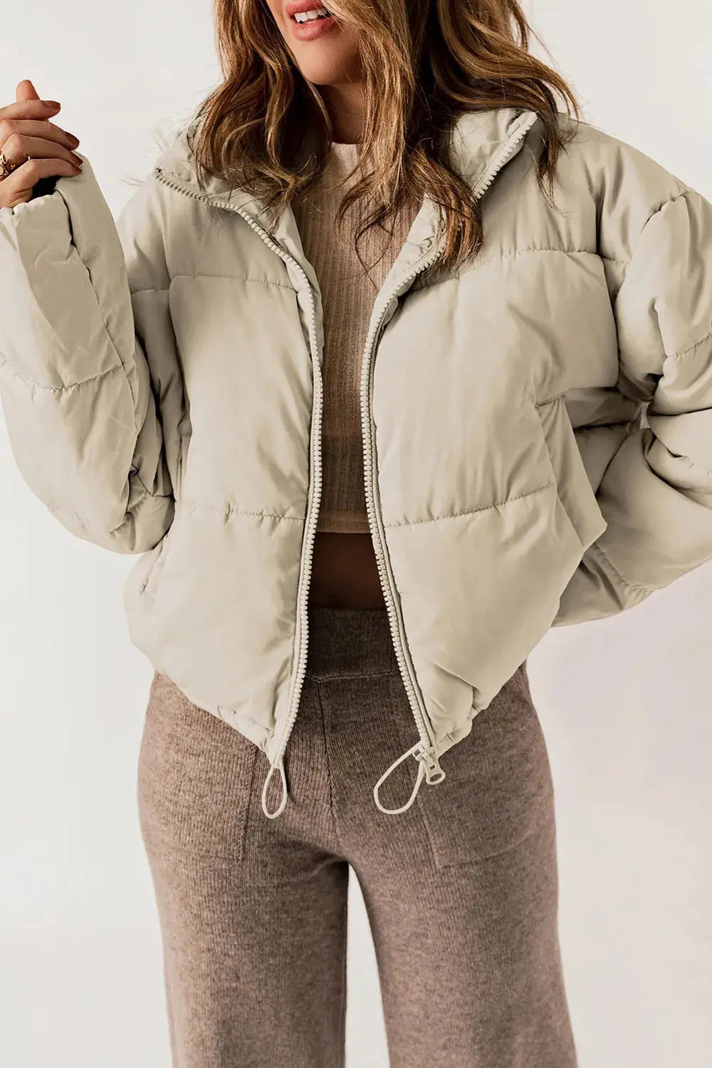 Manteau long chic à col et fermeture éclair pour un style superposé élégant