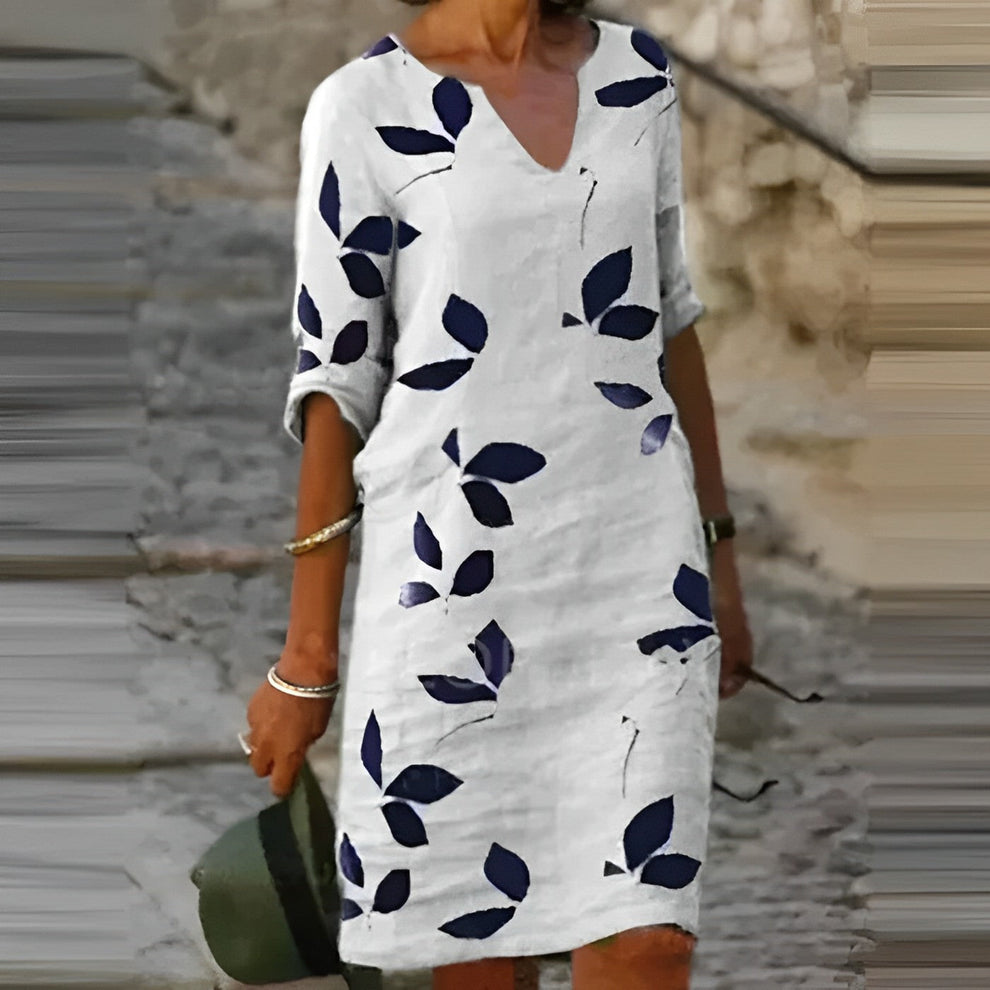 Belle robe d'été avec imprimé feuilles