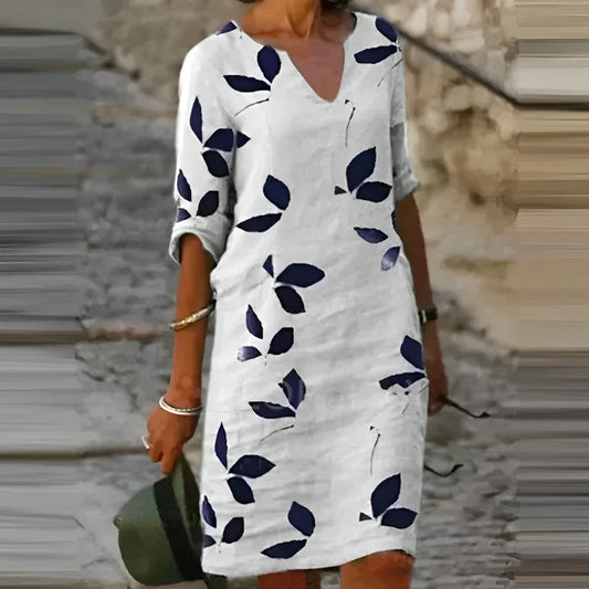 Belle robe d'été avec imprimé feuilles