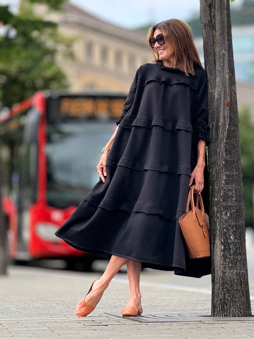 Robe noire élégante sans manches pour un look chic intemporel