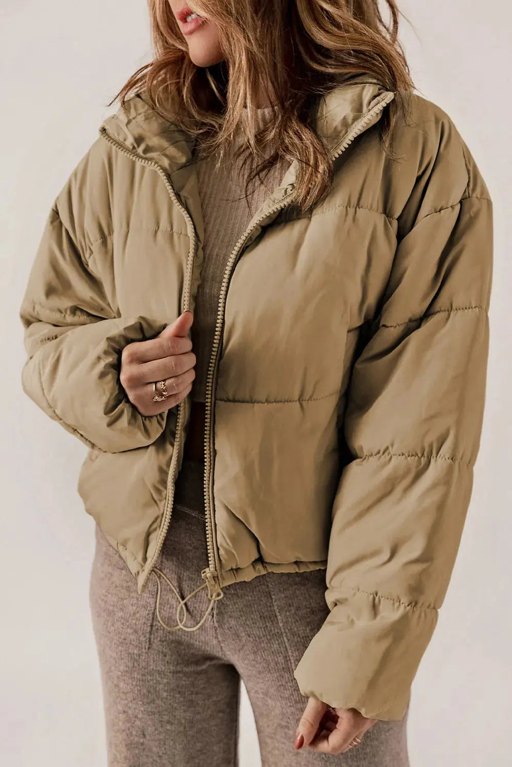 Manteau long chic à col et fermeture éclair pour un style superposé élégant