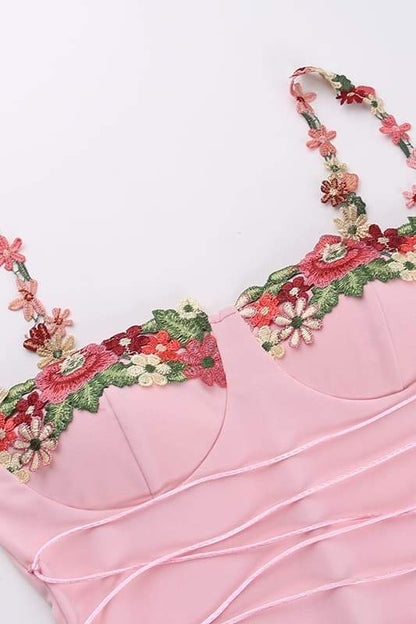 Pauline Laurent® | Robe midi avec broderie florale et dentelles