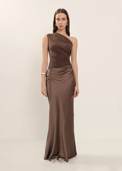 Robe longue en satin à une épaule froncée