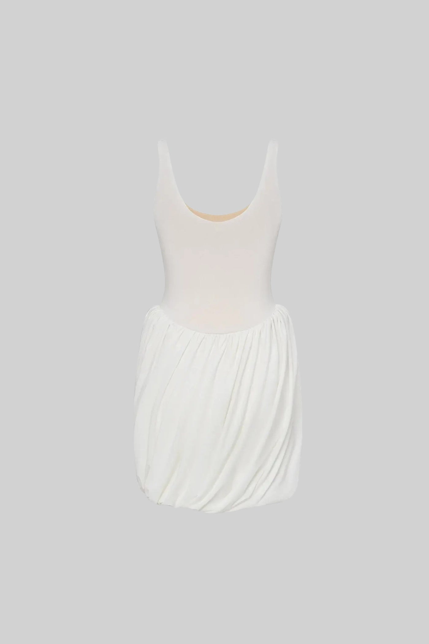 Mini-robe blanche drapée avec jupe sculpturale et fente latérale