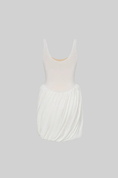 Mini-robe blanche drapée avec jupe sculpturale et fente latérale