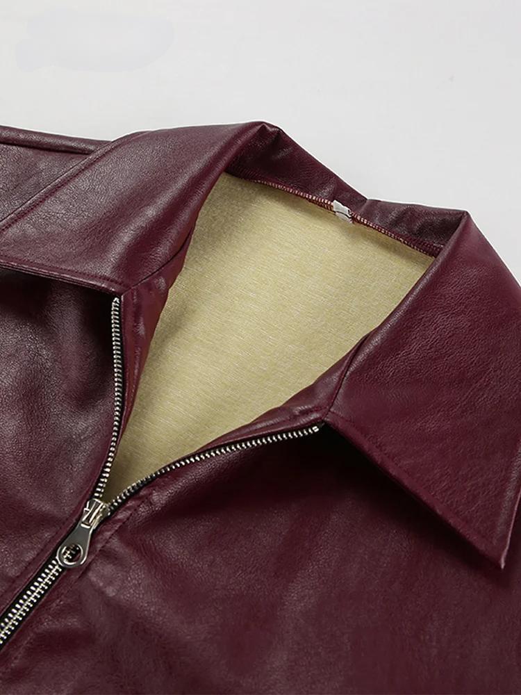 Veste en cuir synthétique bordeaux avec revers élégant et détail zippé