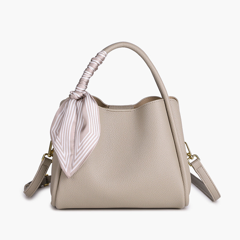 Sac à main en cuir grainé avec foulard