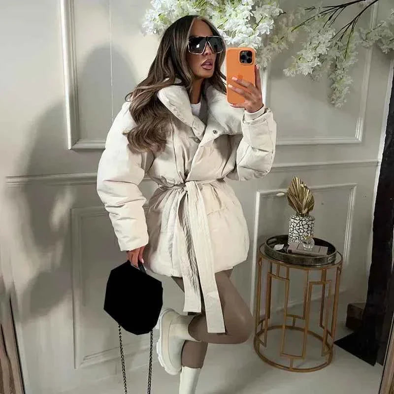 Manteau matelassé ceinturé pour femme avec large col et doublure chaude