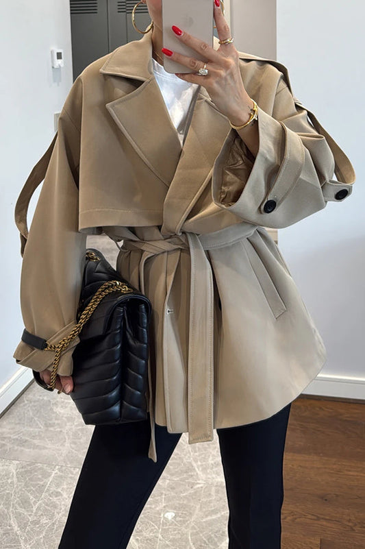Trench-coat urbain moderne à revers ceinturé avec détails de boutons