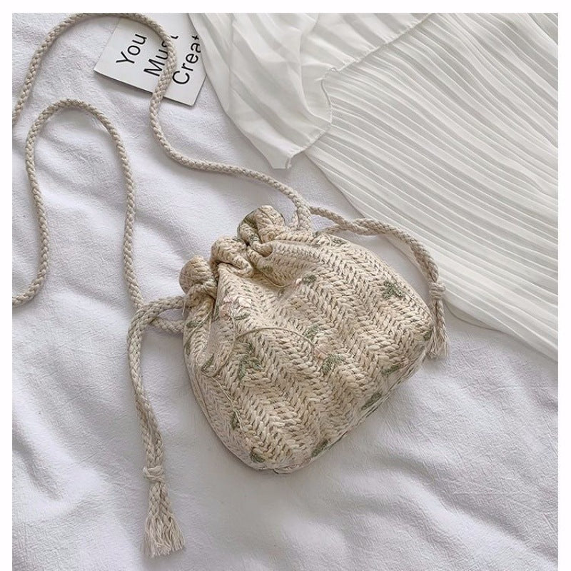 Sac seau en fibre naturelle avec voilage