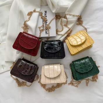 Sac à bandoulière en cuir texturé brillant