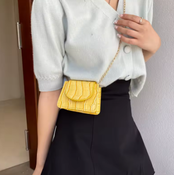 Sac à bandoulière en cuir texturé brillant