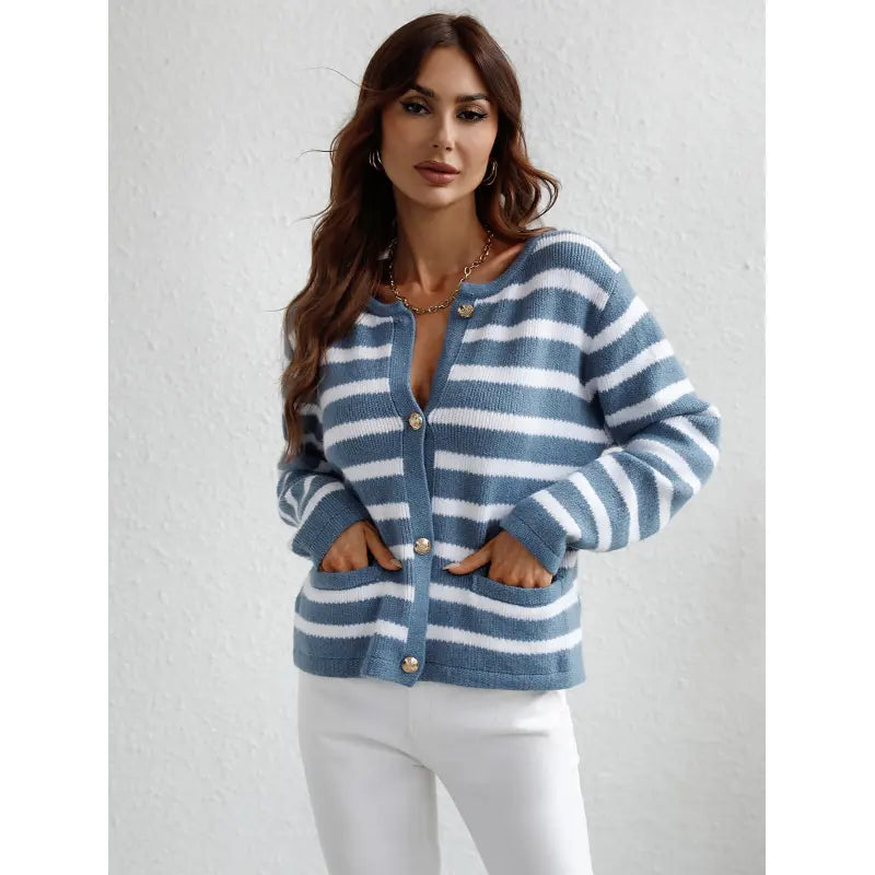Pull en maille douillet avec fermeture à boutons et poches latérales