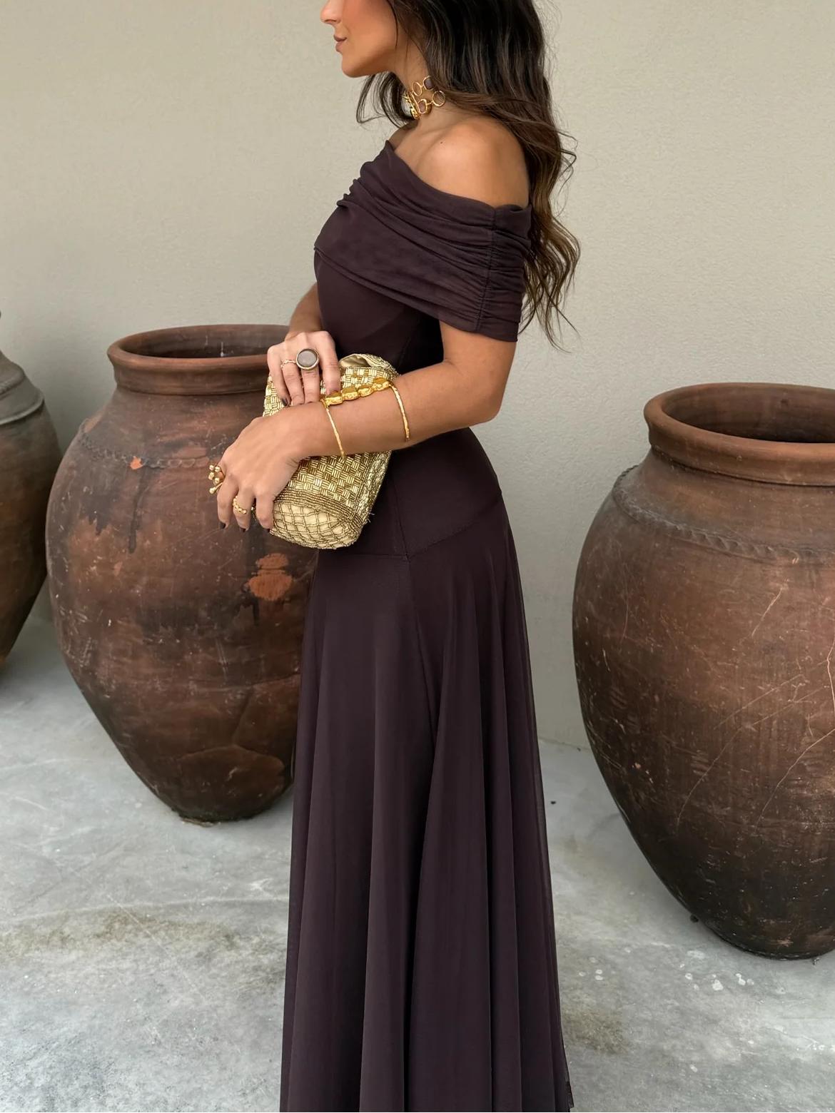 Robe longue avec une bretelle et empiècement en maille