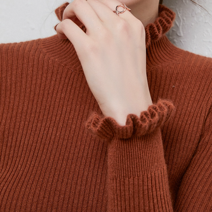 Pull en maille col roulé confortable avec accents féminins à volants