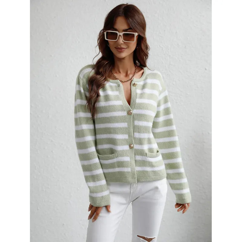 Pull en maille douillet avec fermeture à boutons et poches latérales