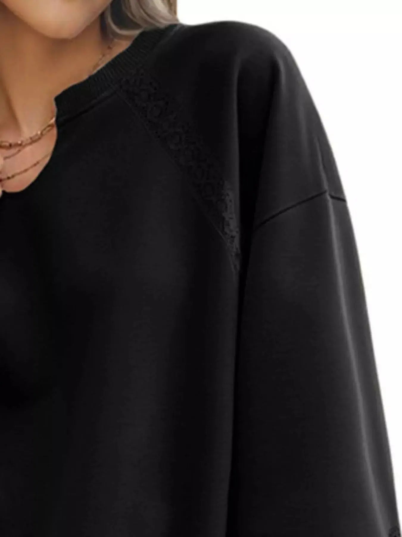 Sweat-shirt confortable avec détails en dentelle pour un look casual chic