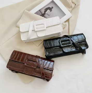 Sac baguette en cuir texturé brillant