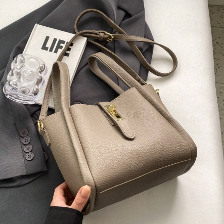 Sac seau en cuir grainé fermoir tourniquet