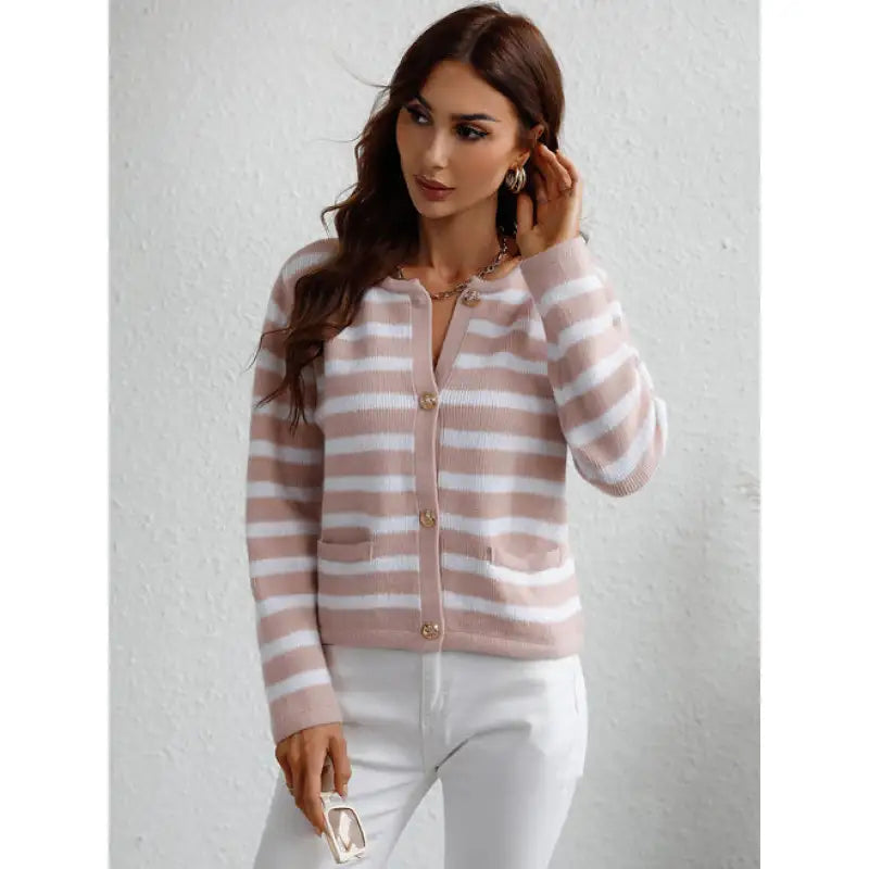 Pull en maille douillet avec fermeture à boutons et poches latérales