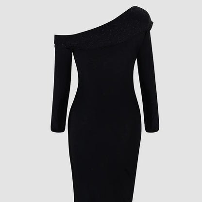 Robe à sequins torsadés et épaules dénudées