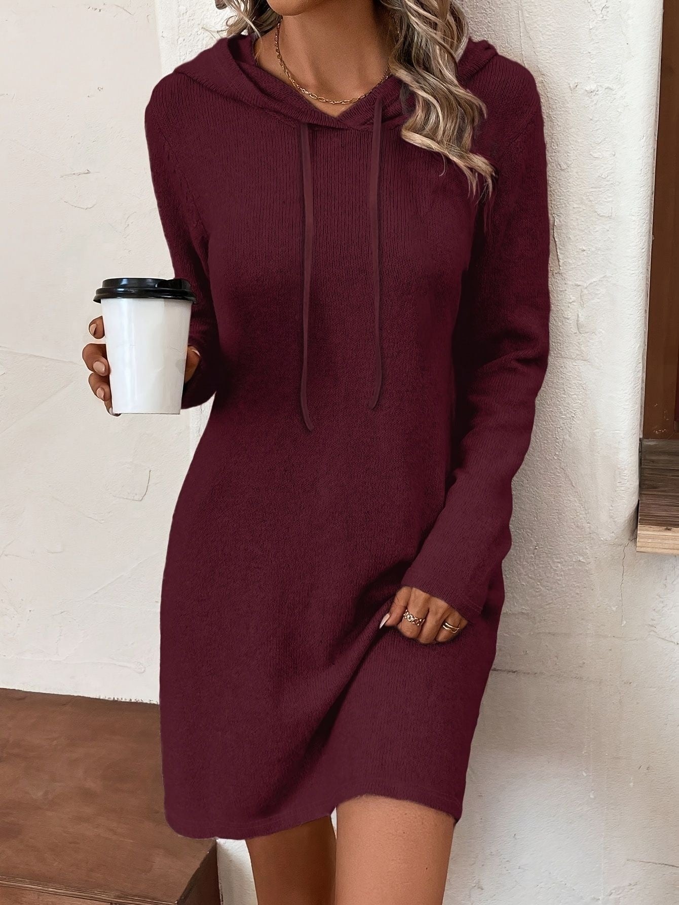 Robe Courte Ajustée à Capuche en Maille Côtelée – Style Décontracté Chic