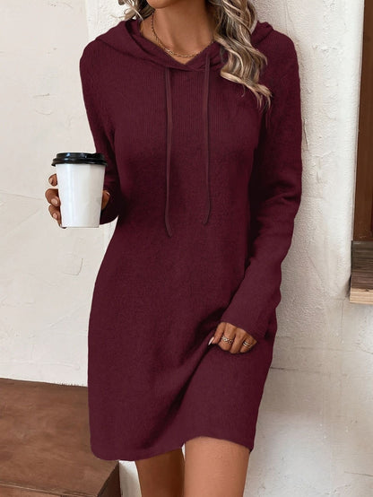 Robe Courte Ajustée à Capuche en Maille Côtelée – Style Décontracté Chic