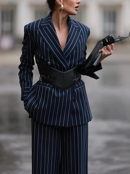 Ensemble élégant blazer rayé et pantalon taille haute