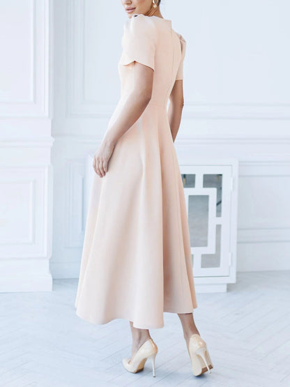 Robe élégante à col haut et manches bourgeons