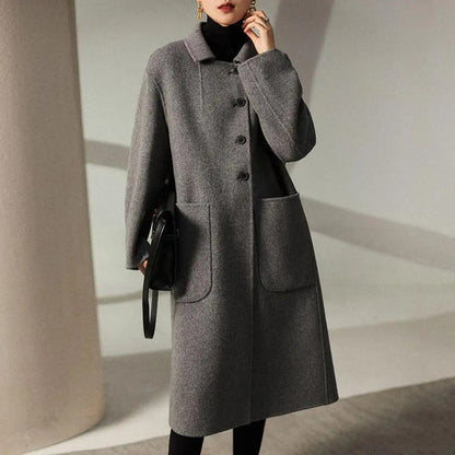 Elégant manteau noir avec manches bouffantes et encolure ronde