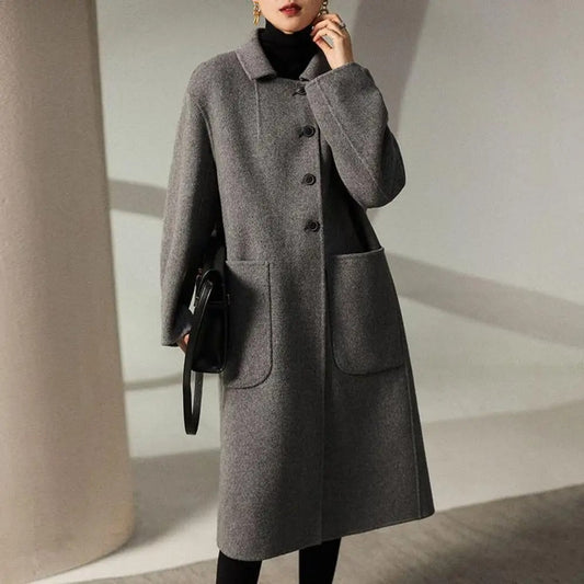 Elégant manteau noir avec manches bouffantes et encolure ronde